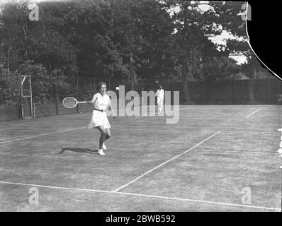 Jouer au tournoi de tennis junior de Brockenhurst , Mlle Katherine Tuckey , ( sœur du joueur de la coupe Davis ) . 1937 Banque D'Images