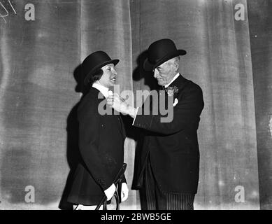 Sir Walter Gilbey agit comme arbitre de l'usure correcte pour l'équitation, lorsqu'il a assisté à un mannequin à la British Industries Fair à la White City , Londres . 26 février 1934 Banque D'Images