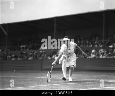 Mlle Helen Wills jouant dans son match au Tournoi de tennis de Beckenham . 1927 Banque D'Images