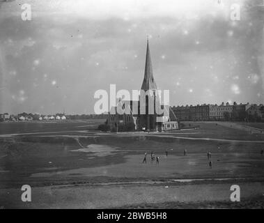 Blackheath , Londres , montrant l'église de la Heath et de la Toussaint avec un match de cricket sur la santé . Banque D'Images