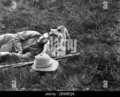 Le Brigadier-général C de Winton et le major-général Inglesfield inspectent le 10e Régiment de Londres à Hatfield House , Hertfordshire . Un chien de taureau monte la garde tandis que son maître dort. 1914 - 1918 Banque D'Images