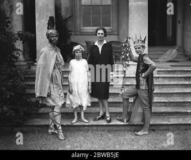 ' A Midsummer Night ' s Dream ' à Stansted Park , West Sussex . De gauche à droite : le comte de Bessborough ( Theseus , duc d'Athènes ) , Lady Moyra Ponsonby ( Peasbloom ) , comtesse de Bessborough et vicomte Duncannon ( Oberon ) 1927 Banque D'Images