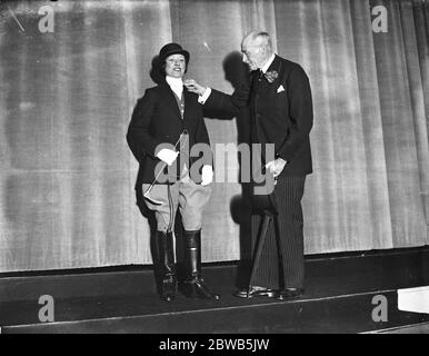 Sir Walter Gilbey agit comme arbitre de l'usure correcte pour l'équitation, lorsqu'il a assisté à un mannequin à la British Industries Fair à la White City , Londres . 26 février 1934 Banque D'Images