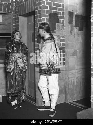 ' le chat et le Cherub ' au Stansted Theatre , West Sussex . Mlle Katherine Wyld en tant que ' Ah yoi ' et l'honorable Geoffrey Browne en tant que ' Sing Sun Luey ' . 1929 Banque D'Images