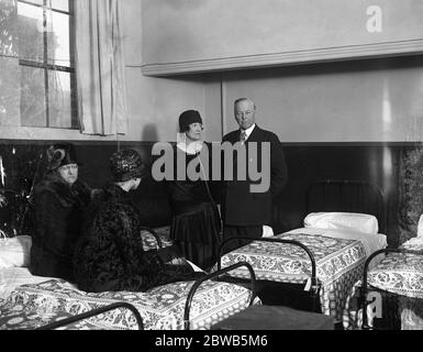 Mme Cecil Chesterton et Sir William Johnson Hicks à l'ouverture de la Maison Cecil . 15 mars 1929 Banque D'Images