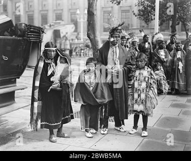 Les Indiens d'Amérique du Nord arrivent en Angleterre . Un chef indien et sa famille à l'extérieur du British Museum . 27 août 1923 Banque D'Images