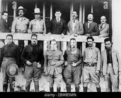 Leaders révolutionnaires à Vera Cruz . La photo montre un groupe des leaders de la révolution mexicaine peu après l'entrée de la Huerta dans Vera Cruz . Rangée arrière , de gauche à droite : Vice-gouverneur d'Etat et gouverneur d'Etat San Luis Fotosi Prieto Laurens , Président du Parti Cooperatista, le général Marlano Montero Villar , le général Guadalupe Sanchez , Adolfo de la Huerta , le général Marcial Cavasos, chef des forces d'avance du général Obregon , qui se rebella et rejoint de la Huerta . Les deux derniers de la rangée arrière et tous les deux de la rangée inférieure sont des agents du personnel . 19 janvier 1924 Banque D'Images