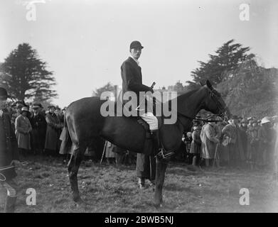 Rencontre d'ouverture des Eridge Hounds au château d'Eridge , Sussex . Le Maître , Seigneur Henry Nevill . 4 novembre 1922 Banque D'Images