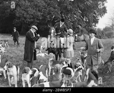 Rencontre des staghounds de la Nouvelle forêt à Fountain court , Brook . Le colonel Ormrod , personnage de chasse bien connu du Devon et ancien maître des paquets du Devon , à la rencontre . 20 novembre 1922 Banque D'Images