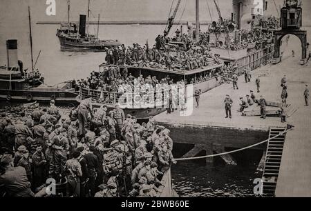 Deux chargements de troupes en bateau sont reniés au Royaume-Uni pendant l'évacuation de Dunkerque, appelée opération Dynamo. Entre le 26 mai et le 4 juin 1940, 338,226 soldats ont été évacués des plages et du port de Dunkerque, dans le nord de la France, pendant la Seconde Guerre mondiale L'opération a commencé après que de nombreux soldats de l'armée expéditionnaire britannique (BEF) et des troupes françaises et belges ont été coupés et entourés par des troupes allemandes pendant la bataille de France de six semaines. Banque D'Images