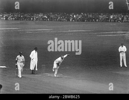 Surrey contre Lancashire au terrain de cricket ovale . Faire cuire le bowling . 26 juillet 1922 Banque D'Images