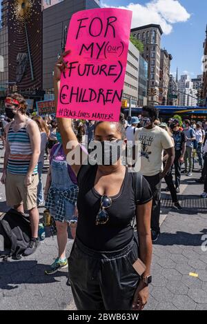 New York, États-Unis. 30 mai 2020. Une femme portant un masque de visage tient un écriteau de protestation lisant « pour mes futurs enfants » le quatrième jour de la journée consécutive des manifestations de George Floyd. Plusieurs manifestants à New York, mars le quatrième jour de droit, protestent contre le meurtre de George Floyd par un policier de Minneapolis pendant la pandémie COVID-19. Crédit : SOPA Images Limited/Alamy Live News Banque D'Images