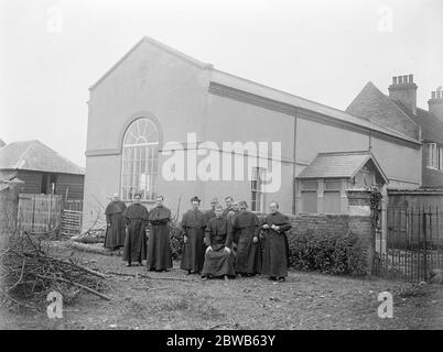 La prouesse de construction de Monk . Salle et partie de l'église érigée par le frère Raymond ( assis ) . L'église et la salle qui a été érigée à Hayes , Middlesex . 1er septembre 1922 Banque D'Images