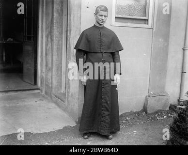 La prouesse de construction de Monk . Salle et partie de l'église érigée par lui-même à Hayes dans Middlesex . Frère Raymond , le moine . 1er septembre 1922 Banque D'Images