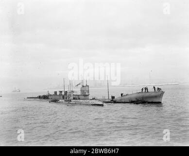 K22 , un sous-marin de la Marine royale de la première Guerre mondiale de classe K à vapeur - entonnoirs étendus , à côté de SM UB-28 un sous-marin de type allemand UB II ou U-boat de la Marine impériale allemande . Banque D'Images