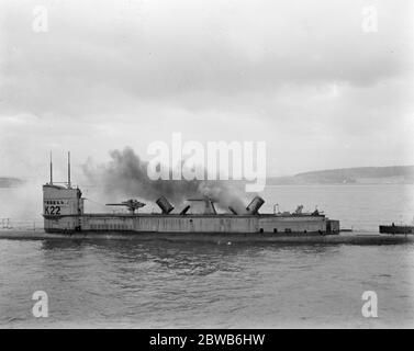 K22, un sous-marin de la Marine royale de la première Guerre mondiale de classe K propulsé à vapeur, avec un entonnoir de mer - trappe fermée et la deuxième fermeture . Banque D'Images