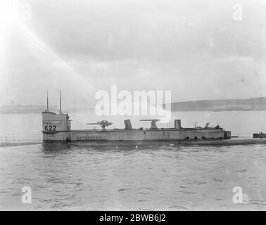 K22 , un sous-marin de la Marine royale de la première Guerre mondiale de classe K propulsé à la vapeur , qui se vaporisait sur la surface avec des entonnoirs sur le point d'être fermés . Banque D'Images