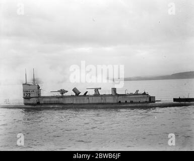 K22 , un sous-marin de la Marine royale de la première Guerre mondiale de classe K propulsé à la vapeur , qui se vaporisait sur la surface avec des entonnoirs sur le point d'être fermés . Banque D'Images