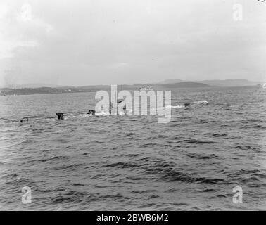 K22 , un sous-marin de la Marine royale de la première Guerre mondiale de classe K propulsé à vapeur, submergeant avec l'entonnoir de mer - les trappes fermées . Banque D'Images