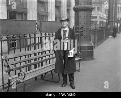 Prebendary Gough ' s 25 e anniversaire . Prebendary Gough , photographié à la gare de Waterloo à son retour d'Afrique du Sud , le 25 anniversaire de sa nomination comme prébendary de la cathédrale St Pauls , Westminster , Londres . 29 septembre 1924 Banque D'Images