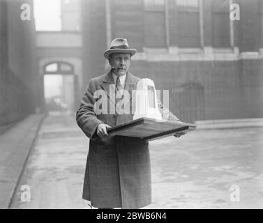 ' envoi en ' jour à l'Académie Royale . M. Leonard Culliford arrivant avec son modèle d'un mémorial de guerre pour le 12e Régiment de Londres ( les Rangers ) . 28 mars 1924 Banque D'Images