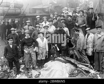 Le Grand raid naval sur Zeebrugge . Un homme d'équipage à bord du HMS vindicatif un croiseur britannique protégé . Le 23 avril 1918, elle était en action féroce à Zeebrugge quand elle est allée aux côtés de la Mole et ses travaux sont gravement endommagés . Les marins britanniques de l'action se tiennent parmi certains de l'épave . 1918 Banque D'Images