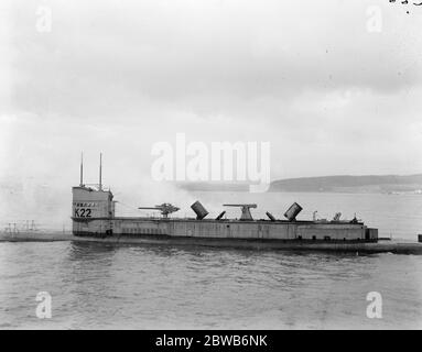 K22 , un sous-marin de la Marine royale de la première Guerre mondiale de classe K propulsé à la vapeur , qui se vaporisait à la surface avec les deux entonnoirs à moitié fermés . Banque D'Images