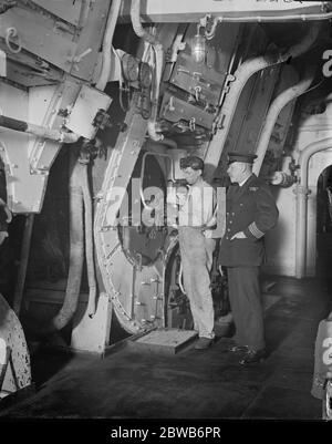 La dernière doublure en combustion d'huile . Le dorsal White Star , ' SS Homeric ' , a été inspecté aux quais de Southampton après sa conversion en un dorsal à combustion de pétrole . Ici, l'ingénieur en chef peut être vu formation crewman comment diriger le jet d'huile . 24 avril 1924 Banque D'Images