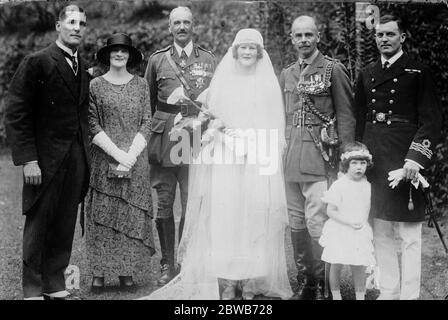 Mariage d'un éminent officier britannique à Hong Kong . La fête de la mariée après le mariage à Hong Kong du colonel Lt W N Nicholson et de Mlle P Higgs . Le général de division Sir John Fowler , GOC du Commandement de la Chine , est également présent dans le groupe . 28 avril 1924 Banque D'Images