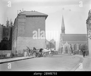 La célèbre Harrow School House visible après 130 ans . Harrow School dans le nord - ouest de Londres , est en train de faire des améliorations notables dans la rue haute qui a ouvert ' Druries ' , l'une des maisons les plus connues de Harrow ', après avoir été caché pendant 130 ans . ' Druries ' est maintenant vu de la chaussée . La photo montre les Druries à gauche et la chapelle de l'école à droite. Le bloc intermédiaire de magasins doit également être fait avec et avec l'achèvement du programme de mémorial de l'école il y aura un balayage fin dans le centre de l'école . 14 mars 1924 Banque D'Images