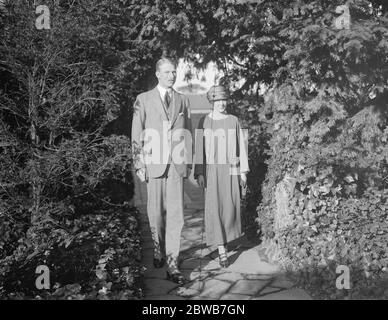 Lord Carnegie et sa mariée ( princesse Maud ) passent une partie de leur lune de miel à Hull place , Sheldon , Deal 16 novembre 1923 Banque D'Images