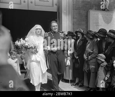 Le fils marin de l amiral se déversait à l église Saint-Pierre, place Eaton , le mariage a eu lieu entre le commandant du Lt T Troubridge et Mlle L Kleinwort le 5 août 1925 Banque D'Images