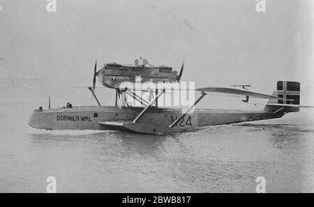 Le vol italien autour du monde . L'hydravion Dornier Wal qui a quitté Pise le 24 juillet, a volé par Signor Anotonio Locatelli . Il doit être à Londres samedi. 24 juillet 1924 Banque D'Images