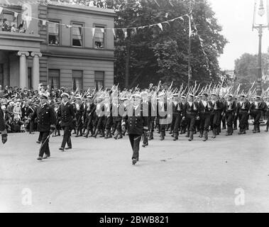 La grande marche de la victoire à Londres . Blue-vestes britanniques ( Royal Navy ) dans la victoire mars . 19 juillet 1919 Banque D'Images