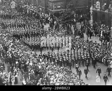 La grande marche de la victoire à Londres . Blue-vestes britanniques ( marins ) dans la Marche de la victoire , avec des bayonets fixes , passant Whitehall . 19 juillet 1919 Banque D'Images