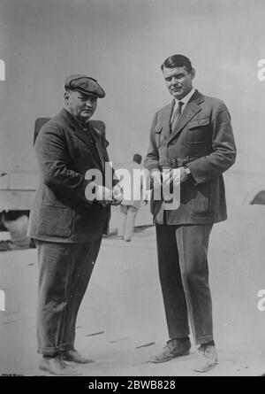 Le tour italien - le - vol mondial . Signor Hemmer ( à gauche ) et M. R Larsen , qui accompagnent Signor Antonio Locatelli , aviateur italien , à son tour - le - vol mondial dans un hydravion Dornier Wal . La fête a quitté Pise le 24 juillet et est prévue à Londres le samedi . 24 juillet 1924 Banque D'Images