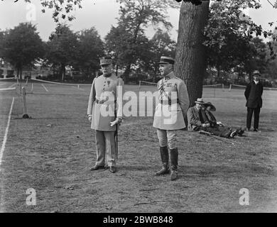 L'Angleterre battez la France dans le match international de polo à Ranelagh . Le maréchal Petain , héros de Verdun avec le colonel Falgalde , qui étaient parmi ceux présents au match . 17 juin 1922 Banque D'Images