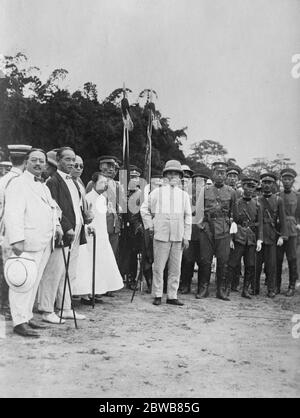 Sun Yat - sen STILL , ' très vivant ' Dr Sun Yat - Sen , le ' leader chinois de la réforme ' , qui a été rapporté mort , est très vivant . Ici, il est vu présenter des couleurs à ses troupes dans le canton 12 août 1924 Banque D'Images