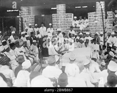 Gandhi s'adresse aux étudiants de l'université à Poona , Inde . M. Gandhi délivrant le discours de convocation à l'Université Tilak Mehavidyapeth , Poona , Inde . 22 septembre 1924 Banque D'Images