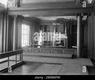 Magnifique nouveau palais de la LCC qui sera ouvert par le roi lundi prochain. Une vue dans la grande salle du comité montrant les piliers en bois avec des chapiteaux sculptés et aussi une des deux cloisons en bois qui, quand on le souhaite, disparaissent dans le plancher . La photo montre la partition partiellement relevée . De l'autre côté de la partition est vu une statue de ' Eve ' . 12 juillet 1922 Banque D'Images