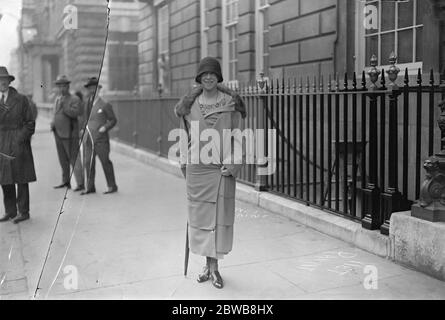 Roi et reine de Belgique à Londres . La reine Elisabeth de Belgique vu ici devant l'hôtel Carlton. 25 septembre 1924 Banque D'Images