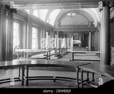 Magnifique nouveau palais de la LCC qui sera ouvert par le roi lundi prochain. Une vue dans la grande salle du comité montrant les piliers en bois avec des chapiteaux sculptés et aussi une des deux cloisons en bois qui, quand on le souhaite, disparaissent dans le plancher . La photo montre la partition partiellement relevée . De l'autre côté de la partition est vu une statue de ' Eve ' . 12 juillet 1922 Banque D'Images