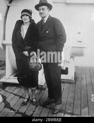 Grand-duc Boris et sa femme en Amérique . Le Grand-duc Boris de Russie et sa femme à leur arrivée à New York le , ' SS Olympic ' . 31 janvier 1931 Banque D'Images