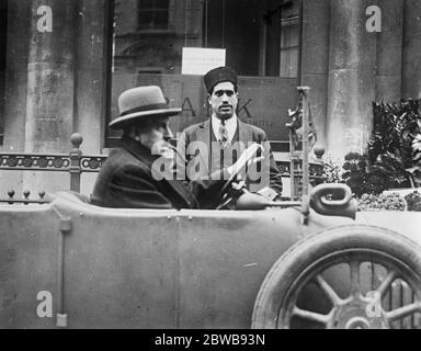 En Inde de l'Angleterre en voiture de l'automobile le major Forbes Leith dans la voiture dans laquelle lui et deux compagnons , y compris le serviteur arabe vu dans la photo , a fait 8 , 500 miles voyage de l'Angleterre à l'Inde 8 octobre 1925 Banque D'Images