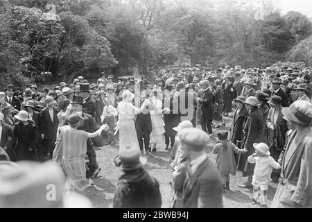 Danse folklorique Cornish à Helston, extrémité nord du Lizard Silk Hat danseurs passant par le parc 9 mai 1925 Banque D'Images