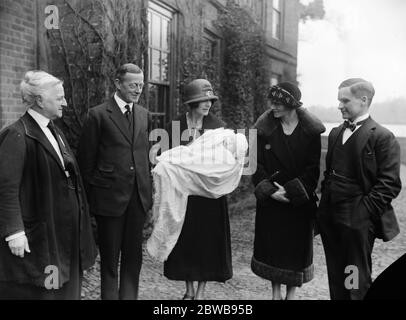 Baptême de petit-fils de l'ancien secrétaire en chef de l'Irlande . Le baptême a eu lieu à Lullingstone , près de Dartford , Kent , de Derek , fils de M. Oliver et de Mme Hart Dyke . Lady Emily Dyke , comte de Sandwich , Mme Dyke ( holding baby ) , Mme Billingshurst et M. Oliver Hart Dyke . 2 mars 1925 Banque D'Images