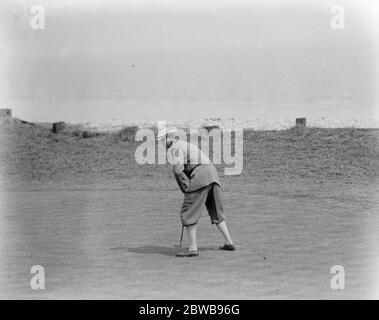 Championnat de golf amateur à Deal , Lord Charles Hope sur le 4ème vert . 7 avril 1923 Banque D'Images