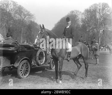 Une rencontre de Pâques du duc des Hounds de Beaufort a eu lieu à Cirencester , Gloucestershire . Lord Bathurst 30 mars 1923 Banque D'Images