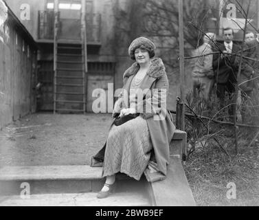 La Marchioness Townshend honore le Saint patron de la dentisterie . Marchioness Townshend ( Président ) a tenu une réunion des étudiants des hôpitaux Guy ' s , St Thomas ' s et Royal Dental à sa résidence de Londres en relation avec le dîner et la danse St Apollonia , Que la Croix d'Ivoire donne en l'honneur du patron de la dentisterie à l'hôtel Claridge le 9 février . 4 février 1924 Banque D'Images