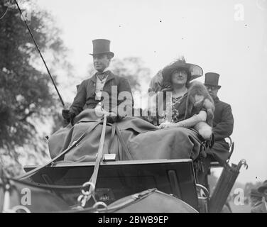 Club de coaching rencontre à Hyde Park , Londres . L'honorable George Saville et Lady Mary Saville . 9 juin 1923 Banque D'Images